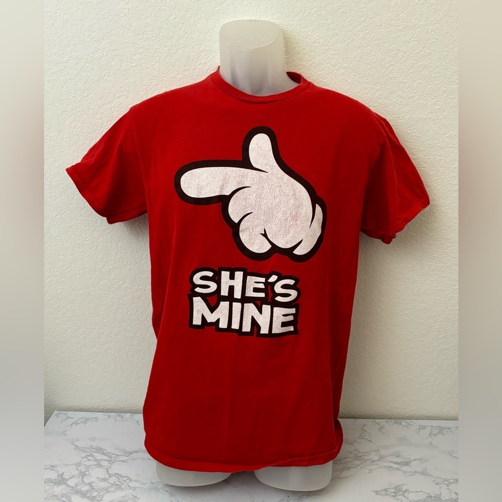 SHE'S MINE Finger Pointing Mens Red T-Shirt Size M Short Sleeve Tee U - Picture 1 of 4